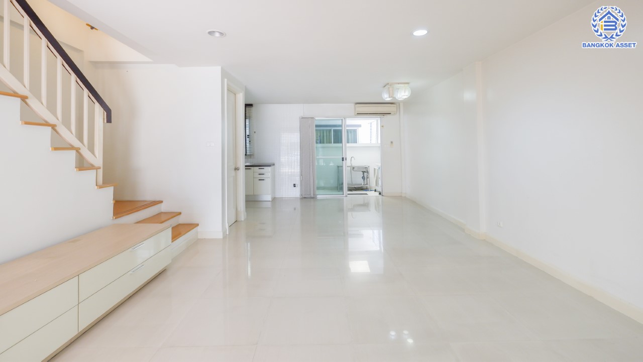 บ้านมือสองตกแต่งใหม่ ทาวน์โฮม 3 ชั้นหลังใหญ่ ม.พลัสซิตี้พาร์ค สนามบินน้ำ เนื้อที่ 22.9 ตร.ว. ฟังก์ชัน 3 ห้องนอน 3 ห้องน้ำ จอดรถได้ 2 คัน บนทำเลโซนเมือง! ใกล้สถานที่ราชการหลายแห่ง เซ็นทรัลรัตนาธิเบศร์ และรถไฟฟ้า "สถานีแยกนนทบุรี1"